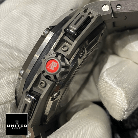 Audemars Piguet Roytal Oak Carbon Replica red crwon and on the white glove hand