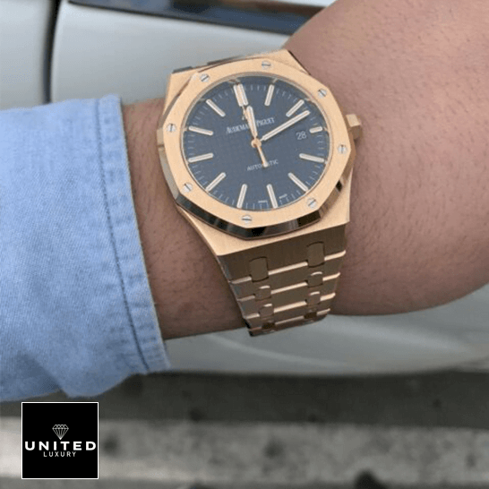 Audemars Piguet Royal Oak 15400OR.OO_.1220OR.03 Pink Gold Blue Dial Replica on the wrist